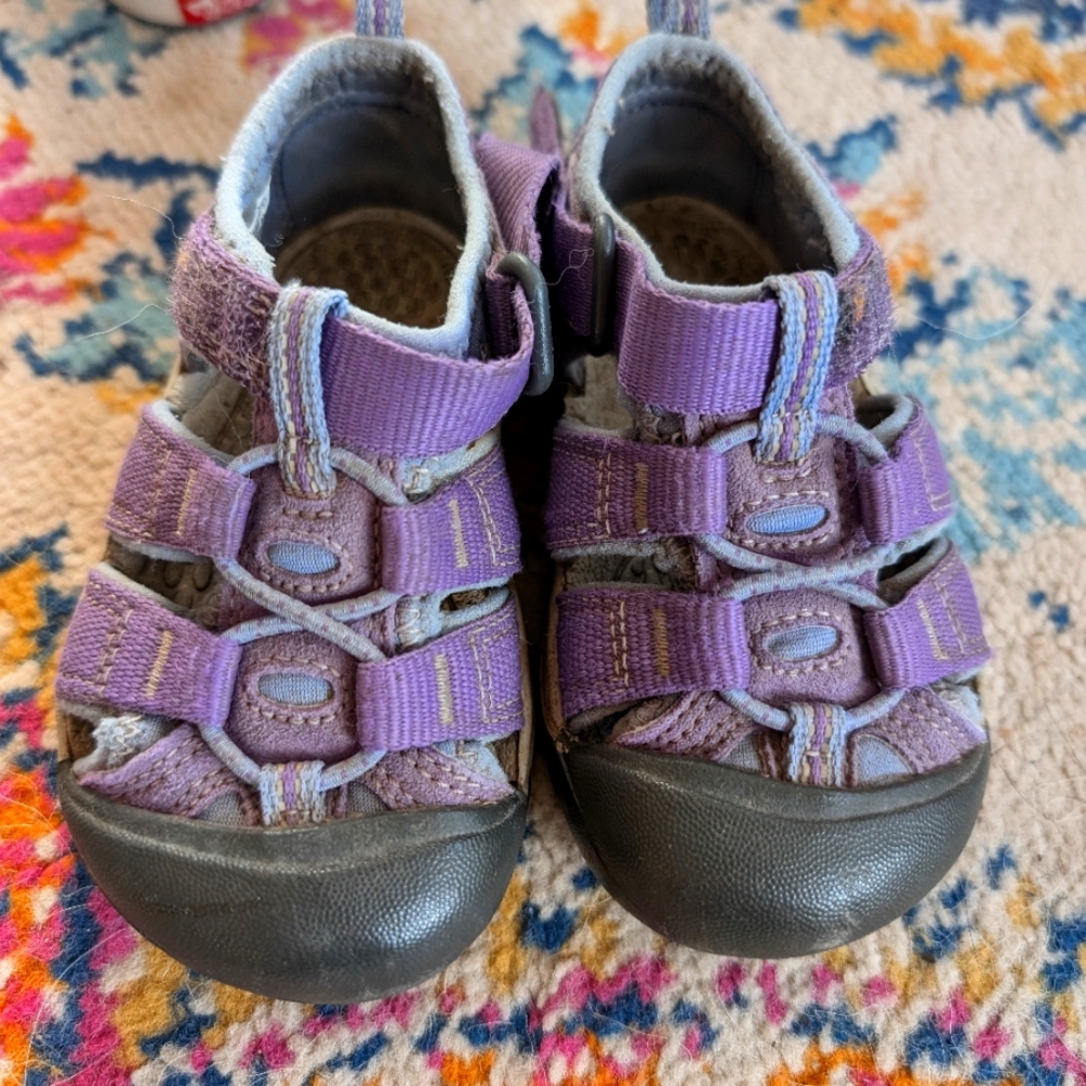 Toddler keens